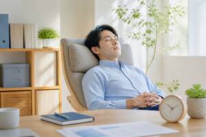 オフィスで短時間のパワーナップを取る男性